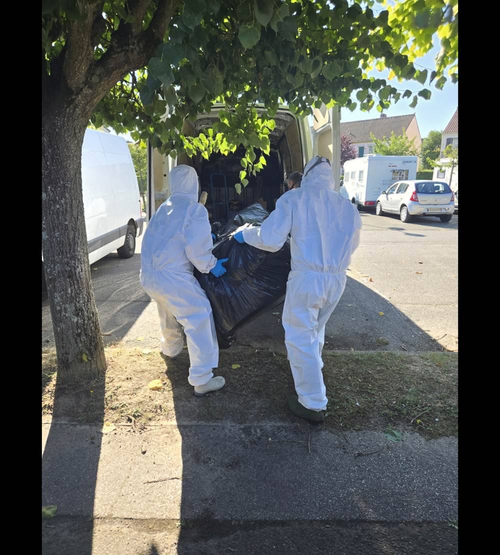 Techniciens en combinaison, masque et gants préparant une intervention de nettoyage après décès dans le Val-de-Marne